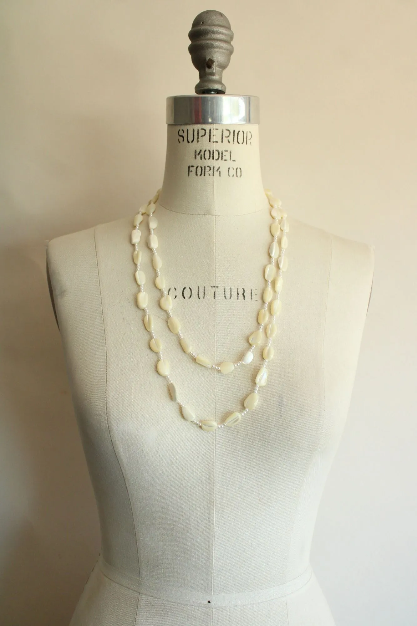 Vintage 1960s Shell or Mother of Pearl Necklace