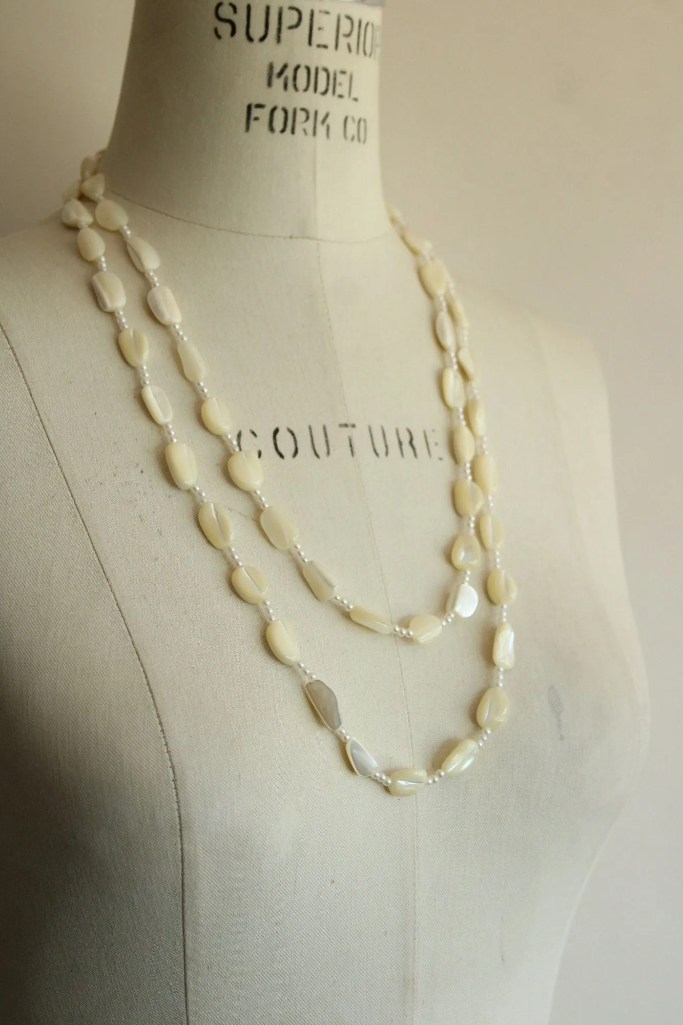 Vintage 1960s Shell or Mother of Pearl Necklace