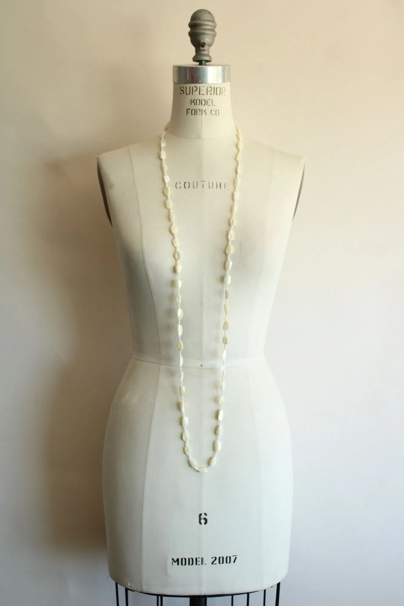 Vintage 1960s Shell or Mother of Pearl Necklace