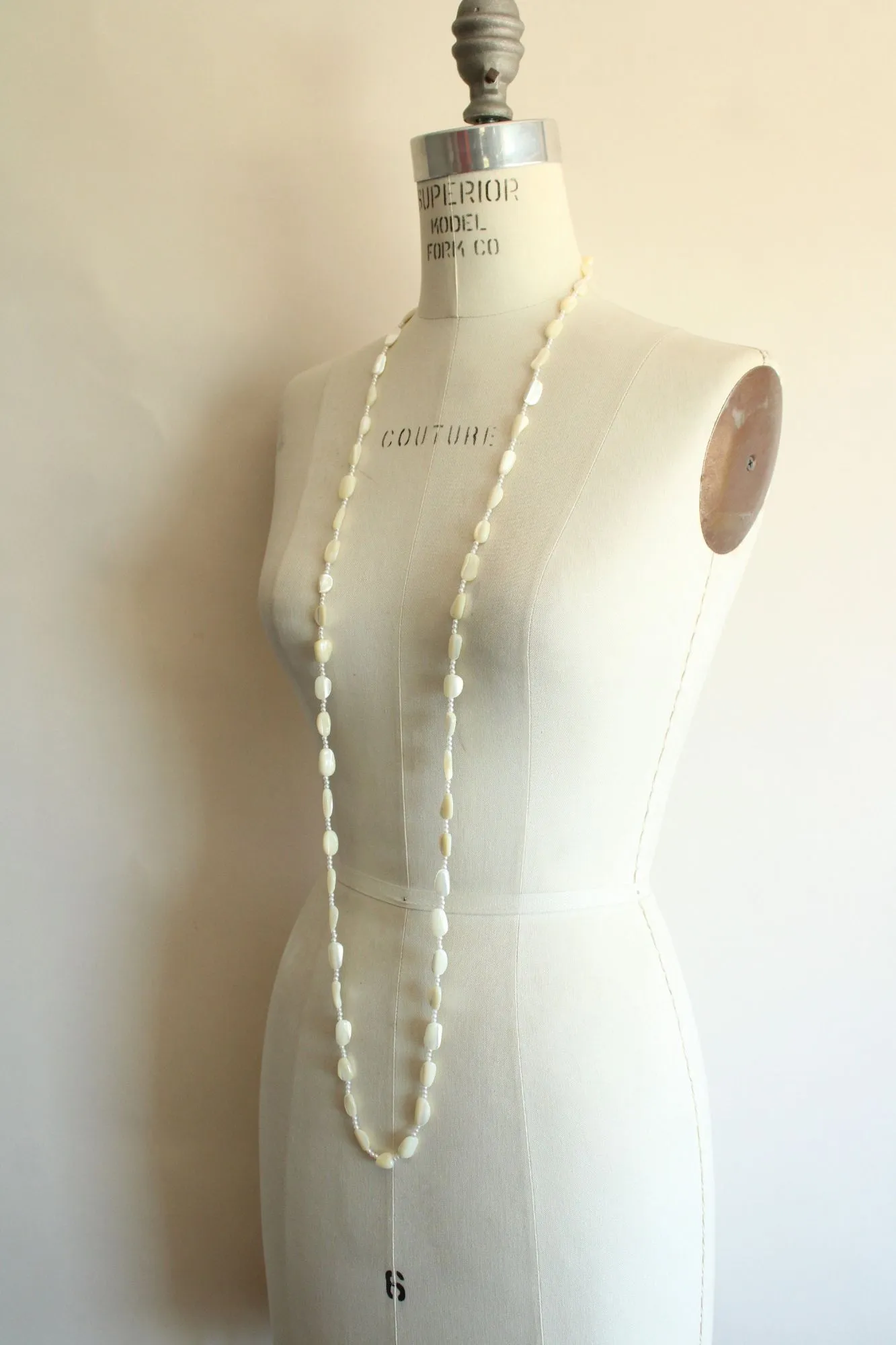 Vintage 1960s Shell or Mother of Pearl Necklace