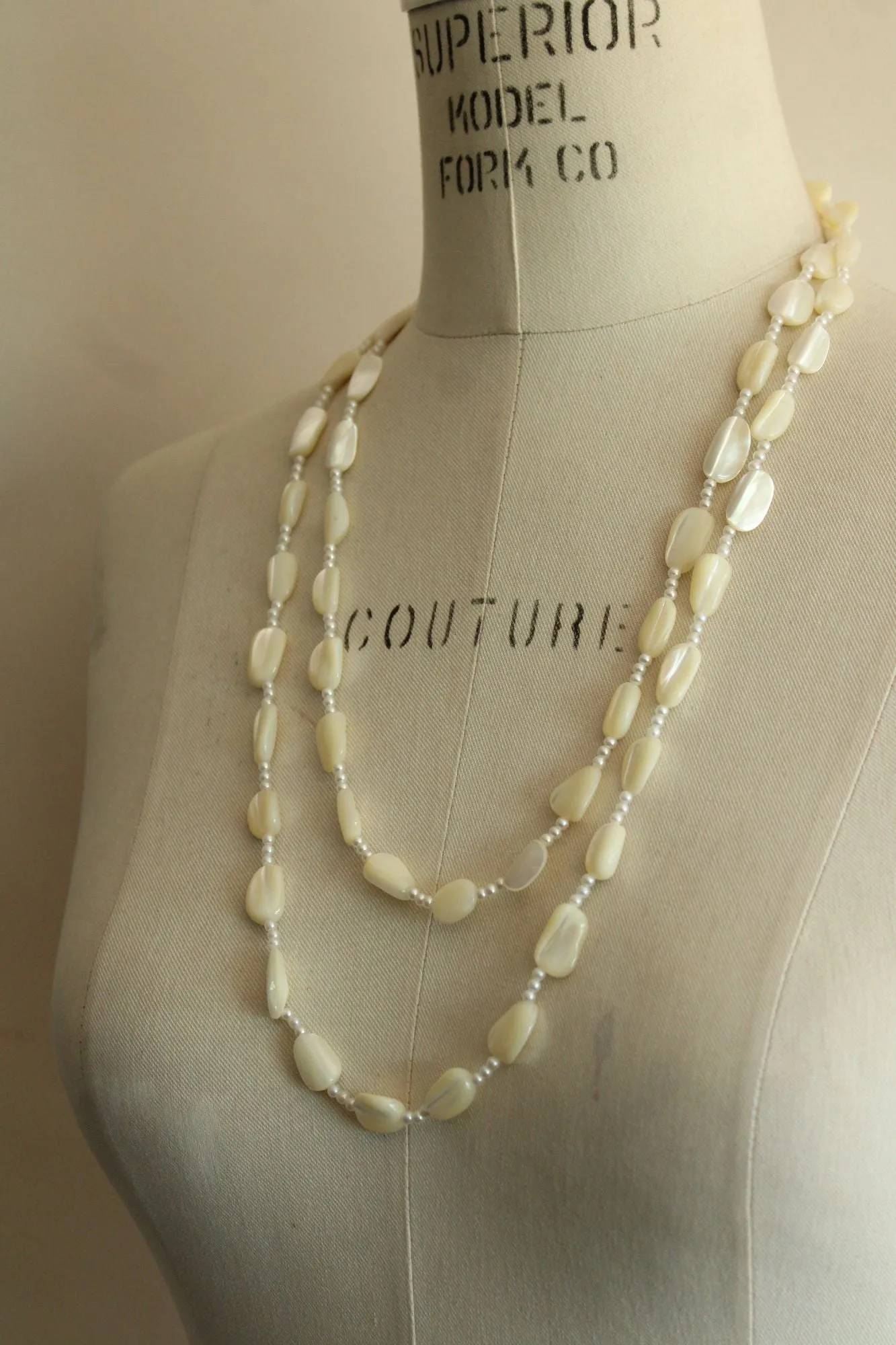 Vintage 1960s Shell or Mother of Pearl Necklace