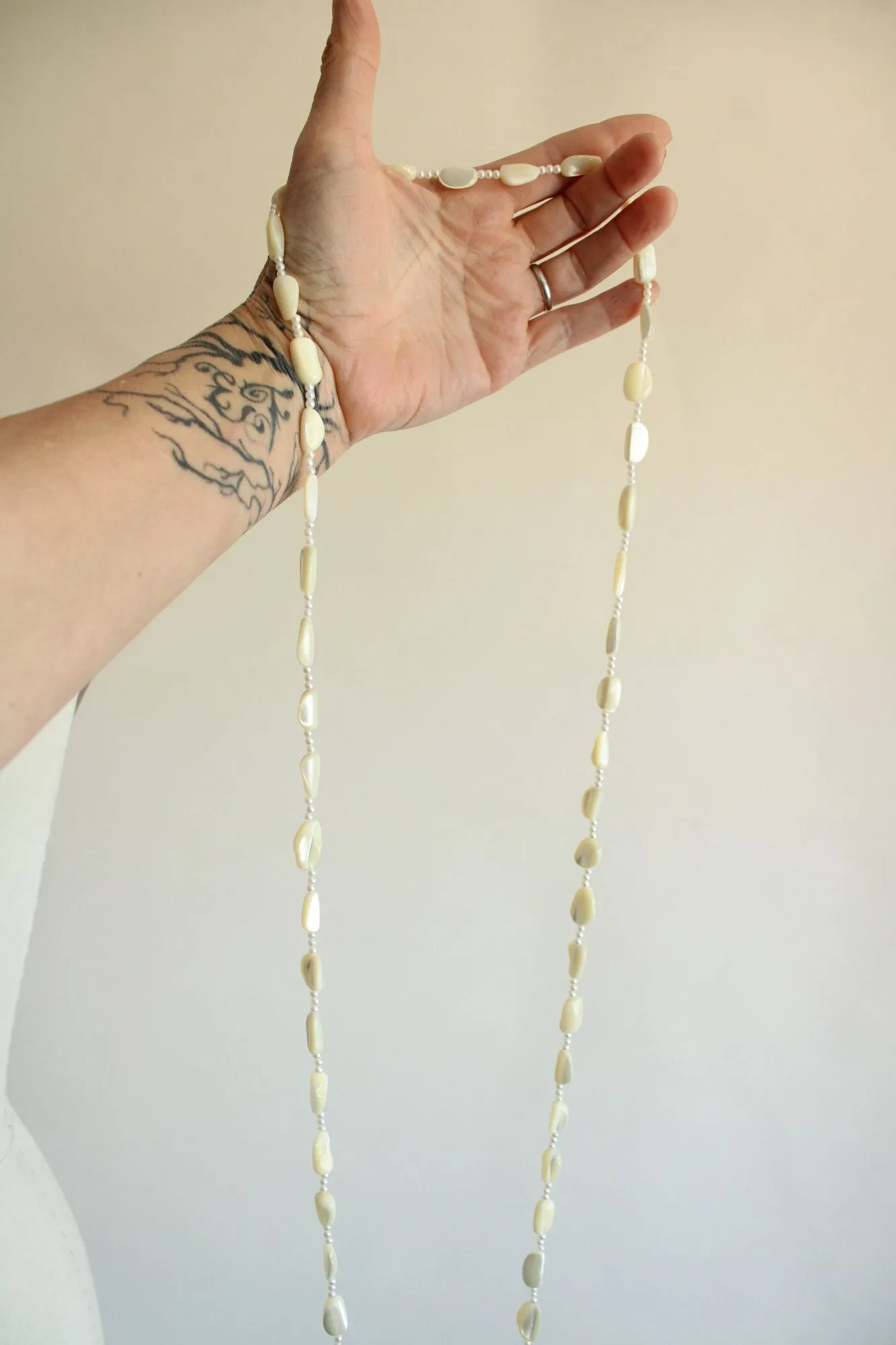 Vintage 1960s Shell or Mother of Pearl Necklace